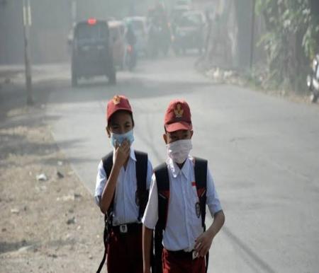 Ilustrasi kabut asap menyelimuti Kota Pekanbaru, siswa dianjurkan pakai masker (foto/int)